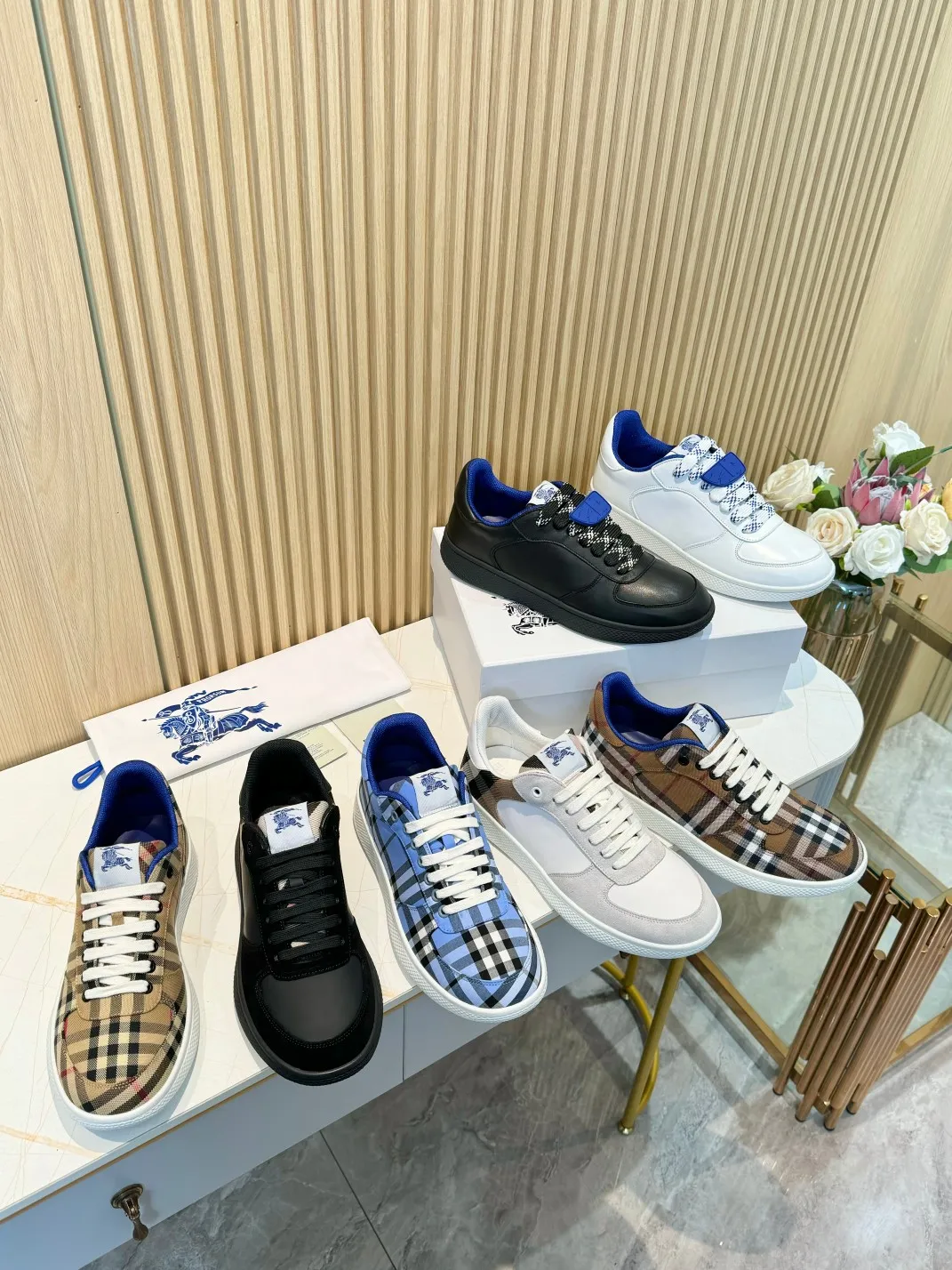 Men's men's shoes 💰560 is released, the classic plaid returns after three years, it is versatile and decorated with worsted Burberry plaid pattern. Featuring a mesh lining and checkered laces, the rubber sole features the archive Burberry monogram. From Burberry's iconic collection, these wardrobe staples are interpreted with the brand's signature style.   ✅Fabric: classic cotton + silk cowhide ✅Lining: original board lining, silk cowhide lining ✅Outsole: TPU ✅Color: black ✅Code number: 35-45 for men and women (35, 45 customized)